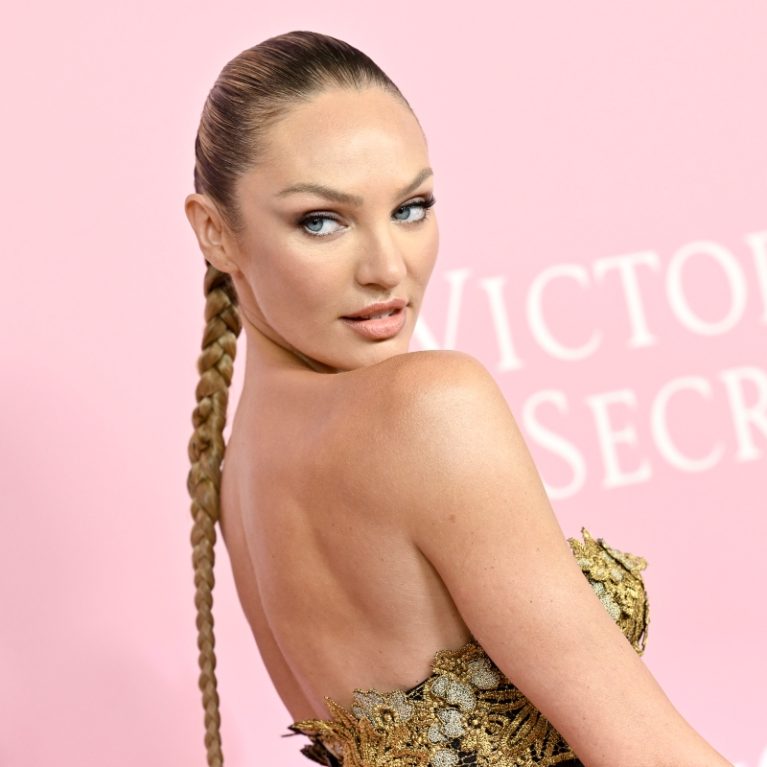 Η Candice Swanepoel δίπλα στο πικάπ της με το μπικίνι bottom της είναι ένα ρετρό όνειρο