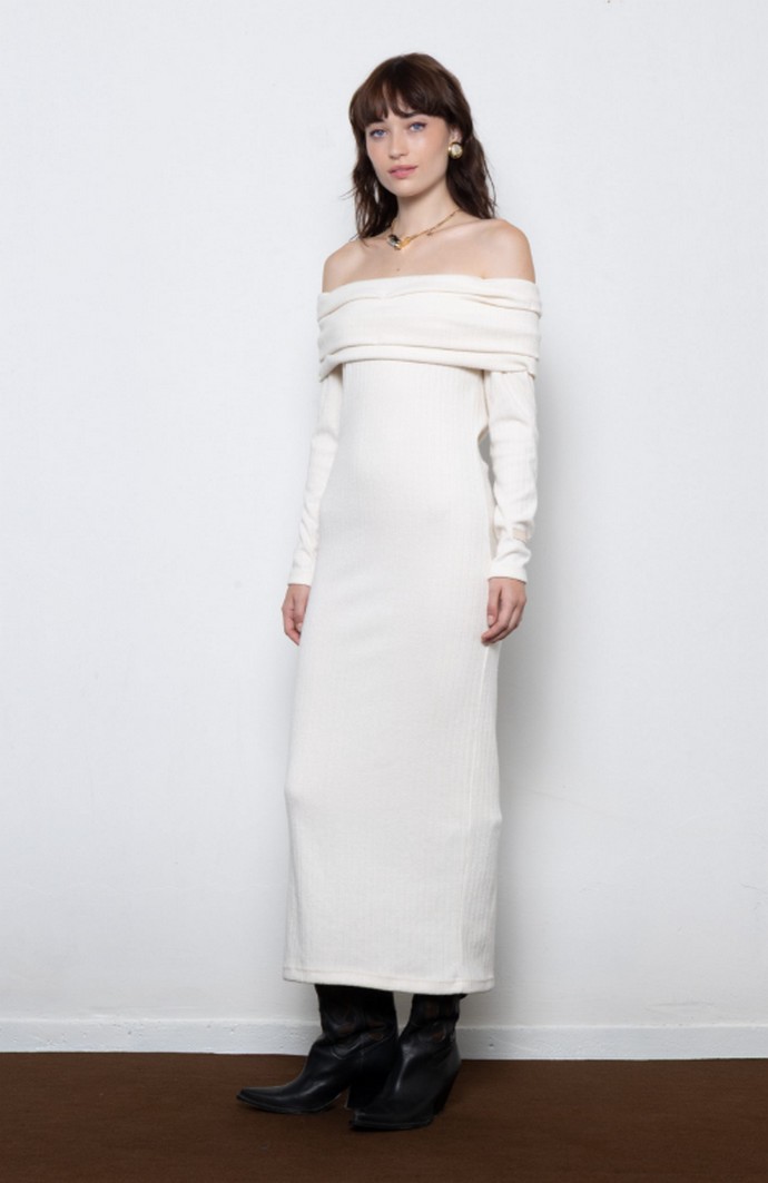 Πλεκτό φόρεμα με παρτούς ώμους