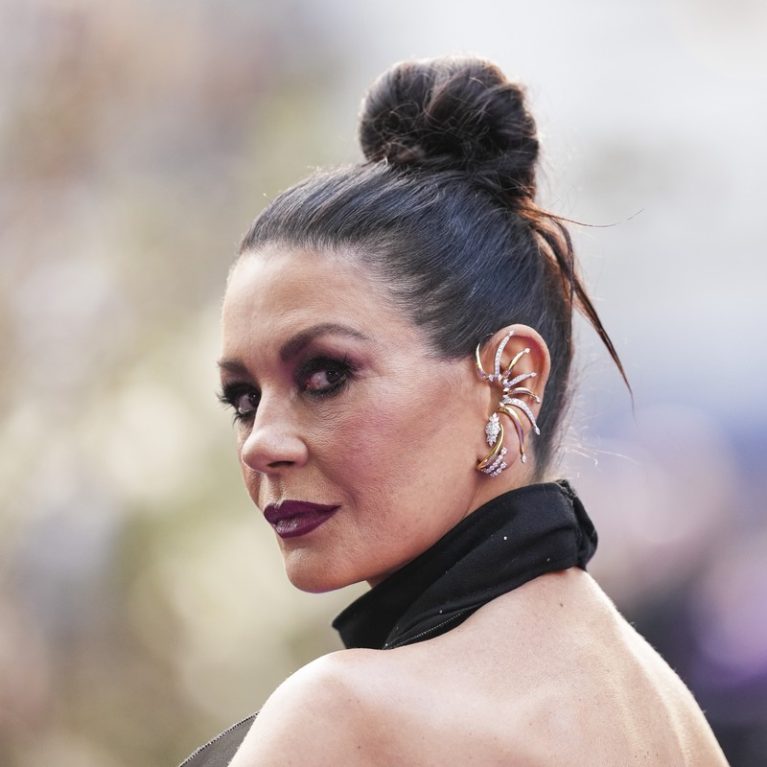 Η άκρως σέξι Catherine Zeta-Jones με μαύρο φόρεμα και έντονο σκίσιμο στο πόδι