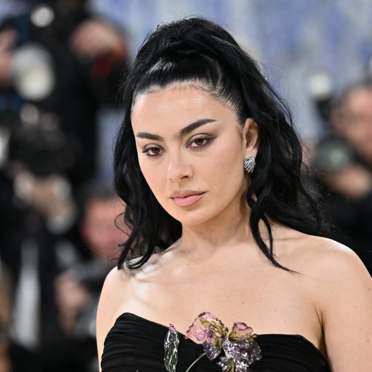 Το σούπερ κοντό σορτς της Charli XCX είναι ό,τι χρειαζόμαστε για το καλοκαίρι