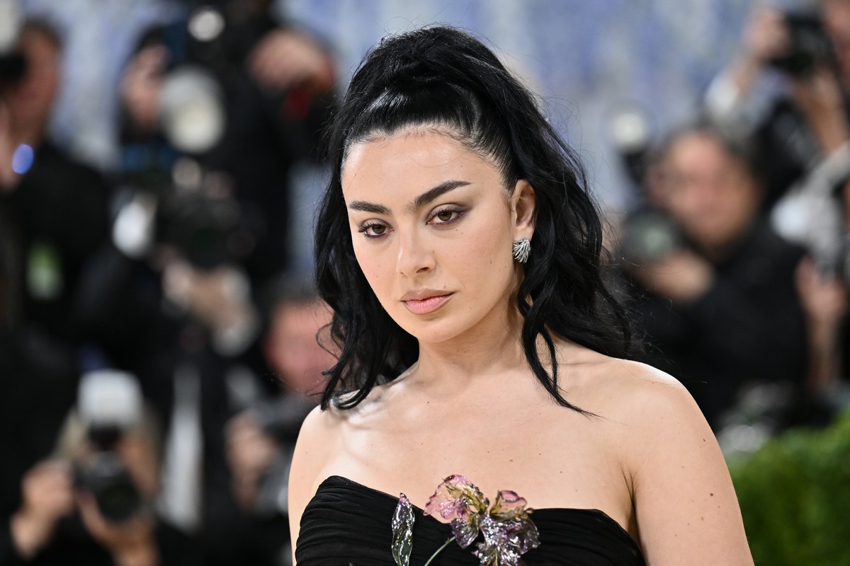 Το σούπερ κοντό σορτς της Charli XCX είναι ό,τι χρειαζόμαστε για το καλοκαίρι