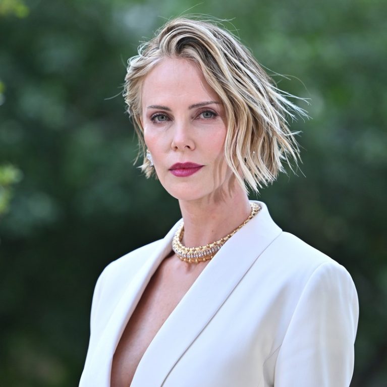 Η Charlize Theron με ένα εντυπωσιακό παντελόνι και ζώνη με μια πλήρως λειτουργική πούδρα