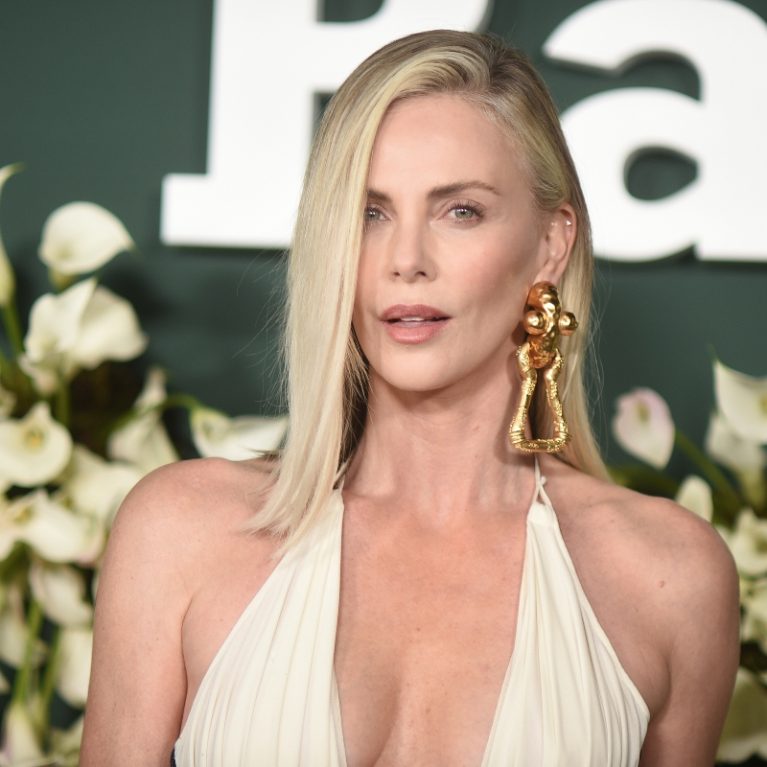 H Charlize Theron ανέδειξε το Dior μαύρο κοστούμι της με μία topless εμφάνιση