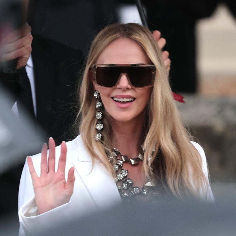 Η sexy δαντελένια ολόσωμη φόρμα της Charlize Theron εμπνέεται από την Jerry Hall