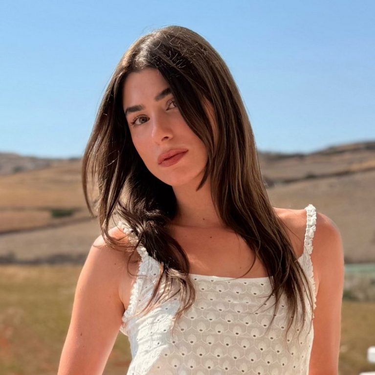Χρύσα Μιχαλοπούλου: Με ανάποδο καπέλο, topless και μπύρα στο χέρι ζει ξέγνοιαστα το καλοκαίρι