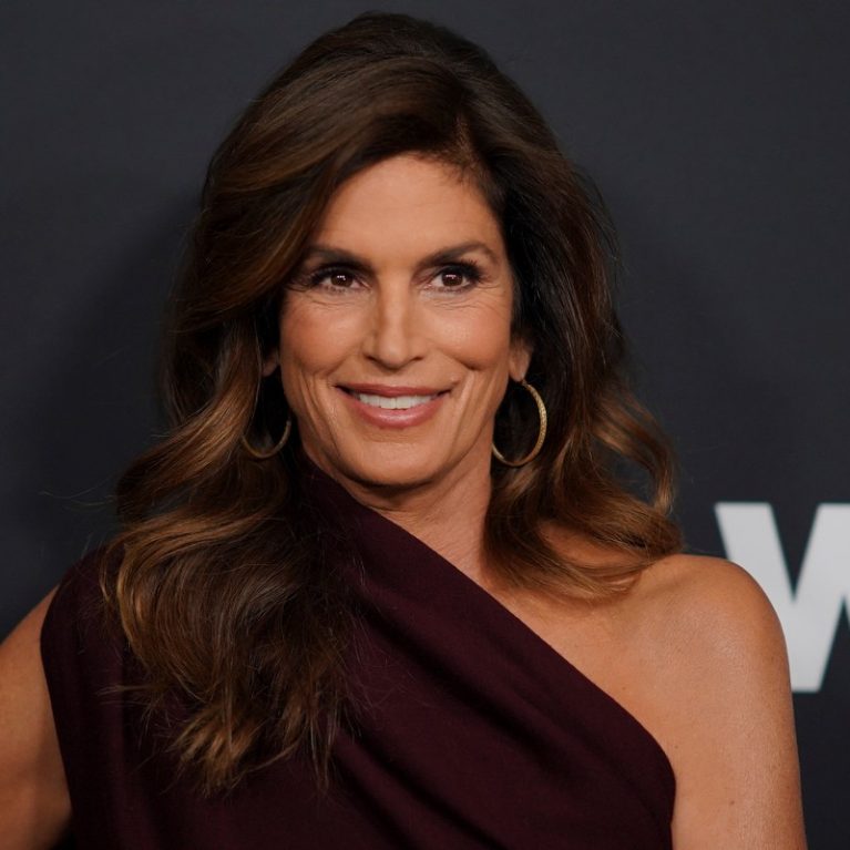Η Cindy Crawford με το πιο σέξι φόρεμα με σκίσιμο είναι ο ορισμός του 90s glamour