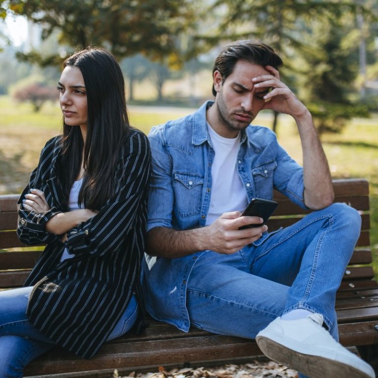 Γλώσσα σώματος: 5 «κρυφά» σημάδια που δείχνουν ότι ο σύντροφός σου ζηλεύει