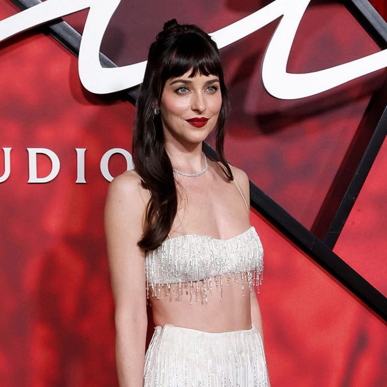 Dakota Johnson: Το signature μανικιούρ της και το βήμα που θεωρεί απαραίτητο στη skincare ρουτίνα της
