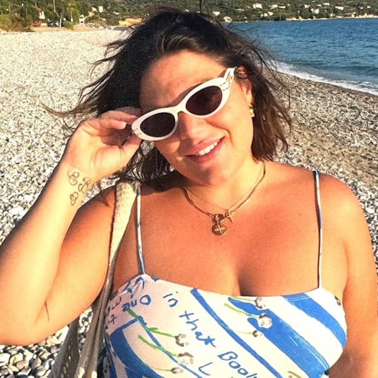 Δανάη Μπάρκα: Ποζάρει με το μαγιό της στη θάλασσα και δίνει την πιο σωστή συμβουλή της ημέρας