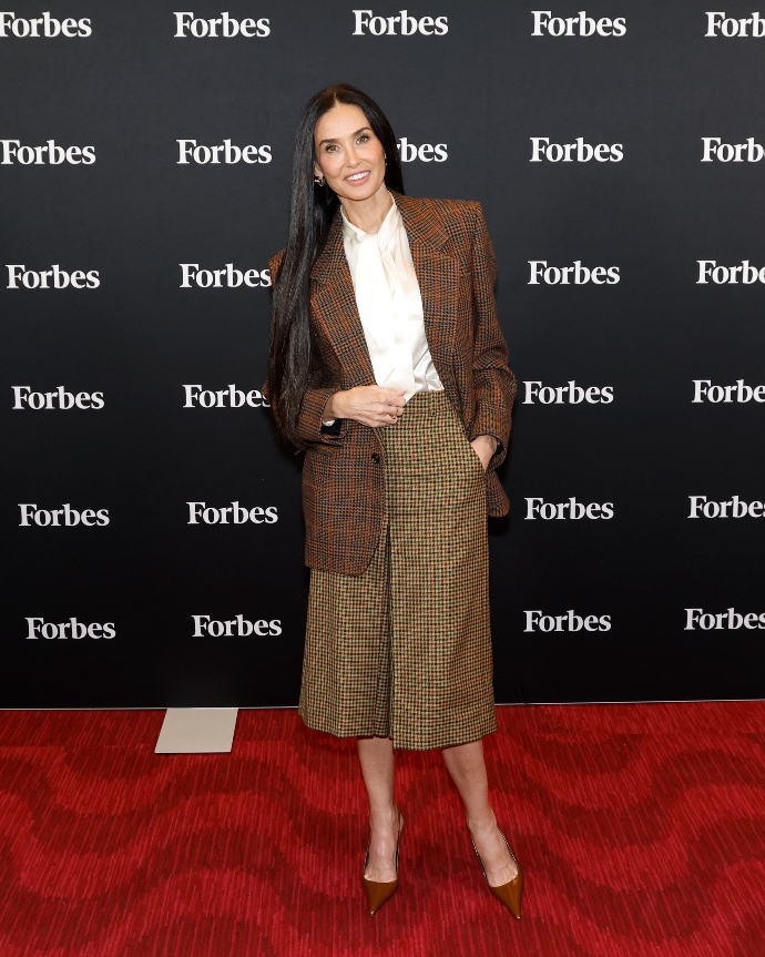 Η Demi Moore δείχνει πώς να φορέσεις το καρό το φθινόπωρο