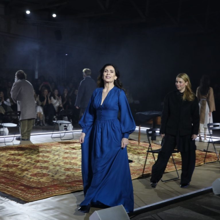 Κατερίνα Διδασκάλου: Ο άνθρωπος που κατήγγειλε για σεξουαλική παρενόχληση ήταν στην πρεμιέρα της κι η ταραχή της ήταν το μόνο λογικό σε όλο αυτό