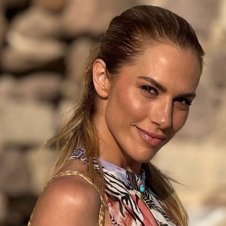 Η Ντορέττα Παπαδημητρίου δείχνει τις μόνες πόζες που χρειάζεσαι για το καλοκαίρι. Strike a pose