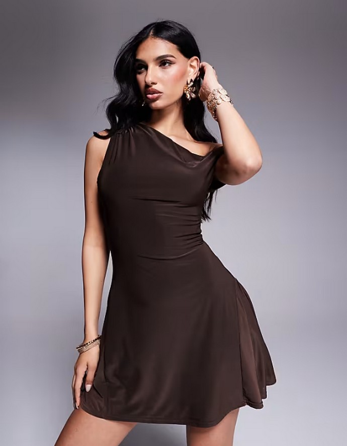 Σατέν φόρεμα με ασύμμετρη λαιμόκοψη