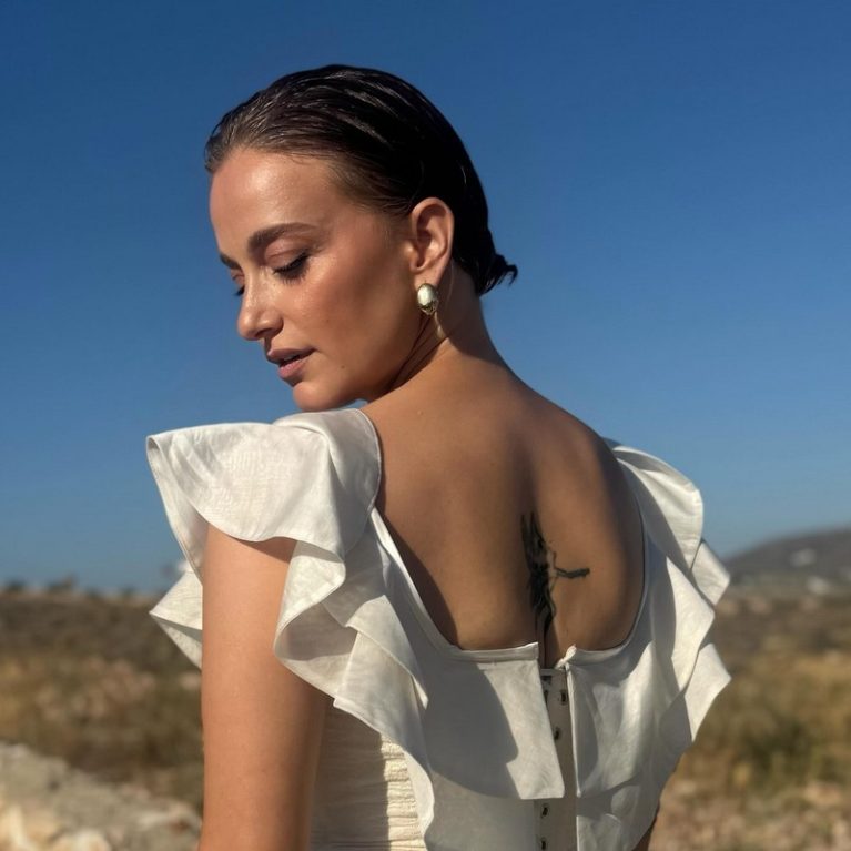 Λένα Δροσάκη: Ποζάρει topless στην Κύθνο με φόντο το γαλάζιο του Αιγαίου
