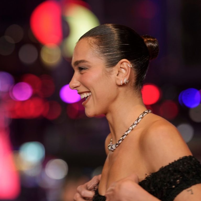 Dua Lipa: Το look της για τον Άγιο Βαλεντίνο περιλάμβανε ένα διάτρητο φόρεμα και μαύρο εσώρουχο