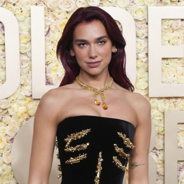 Η Dua Lipa φόρεσε το μαγιό της και έφερε το καλοκαίρι 2 μέρες πριν από τα Χριστούγεννα