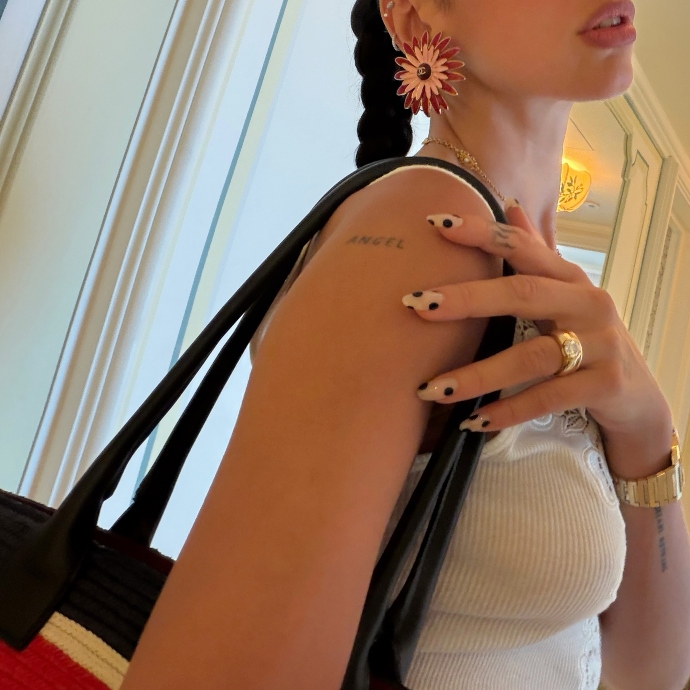 Dua Lipa mani
