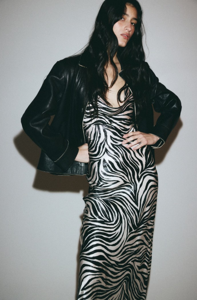 Σατέν ζεμπρέ φόρεμα