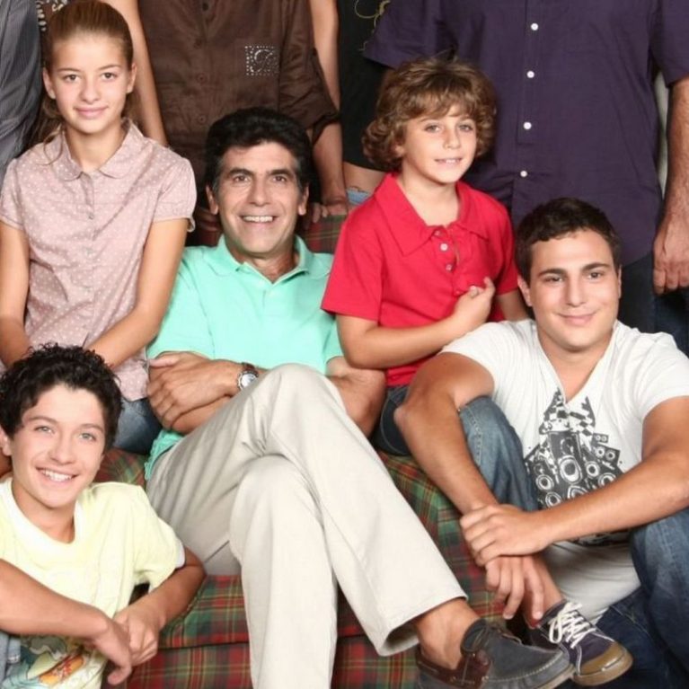 Κώστας Ιντζεγιάν: Ο Μήτσος του «Ευτυχισμένοι Μαζί» σε σπάνια εμφάνιση 17 χρόνια μετά το φινάλε. Μα πώς πέρασαν τα χρόνια;