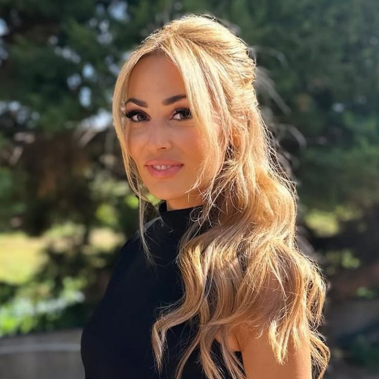 Η κουζίνα της Ελένης Βουλγαράκη στο νέο σπίτι της στη Λισαβόνα έχει τις πιο κομψές μαύρες πινελιές