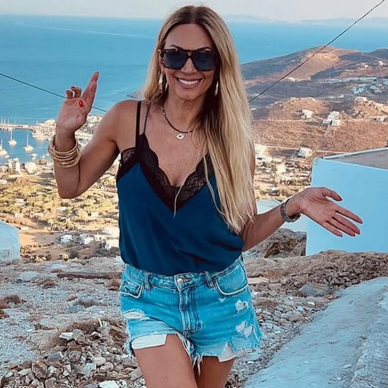Έλλη Κοκκίνου: Ποζάρει με το μαγιό της και μια φέτα καρπούζι στο χέρι