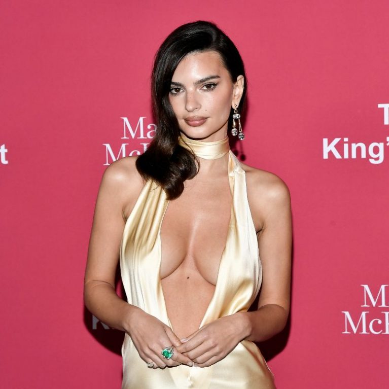 Emily Ratajkowski: Ποζάρει topless στην Ιαπωνία όπου ταξίδεψε με τον Romain Gavras