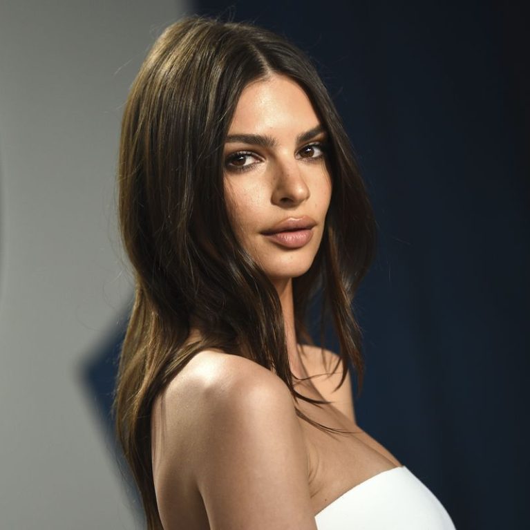 Emily Ratajkowski: Ποζάρει με σέξι λεοπάρ μπικίνι και την απίστευτη θέα του Ποζιτάνο στο φόντο