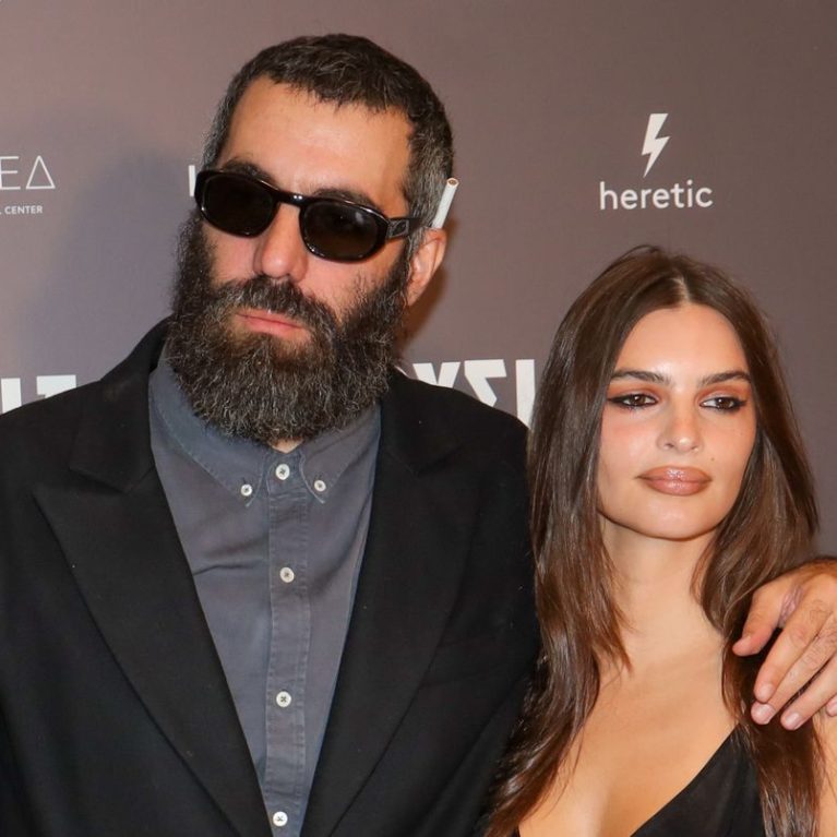 Emily Ratajkowski: Στο πλευρό του Romain Gavras στην επίσημη πρεμιέρα της ταινίας του στην Αθήνα