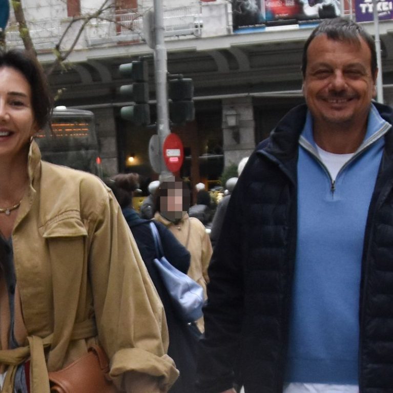 Ergin Ataman: Βουτιές στη Βουλιαγμένη μαζί με τη σύζυγο και τα παιδιά του