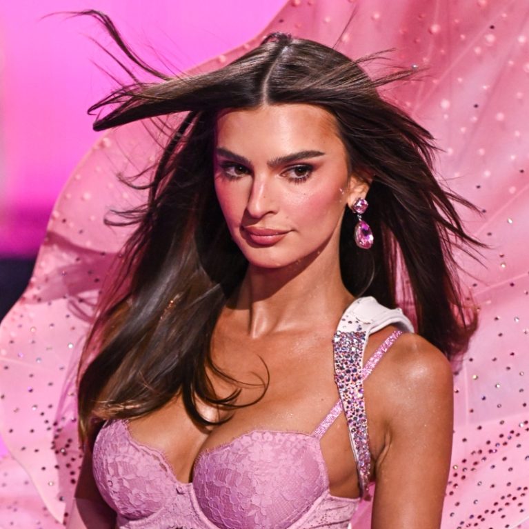 Emily Ratajkowski: Αποχαιρέτησε τον Ιούλιο γυμνή με ένα ποτήρι λευκό κρασί στην Ελλάδα. Cheers