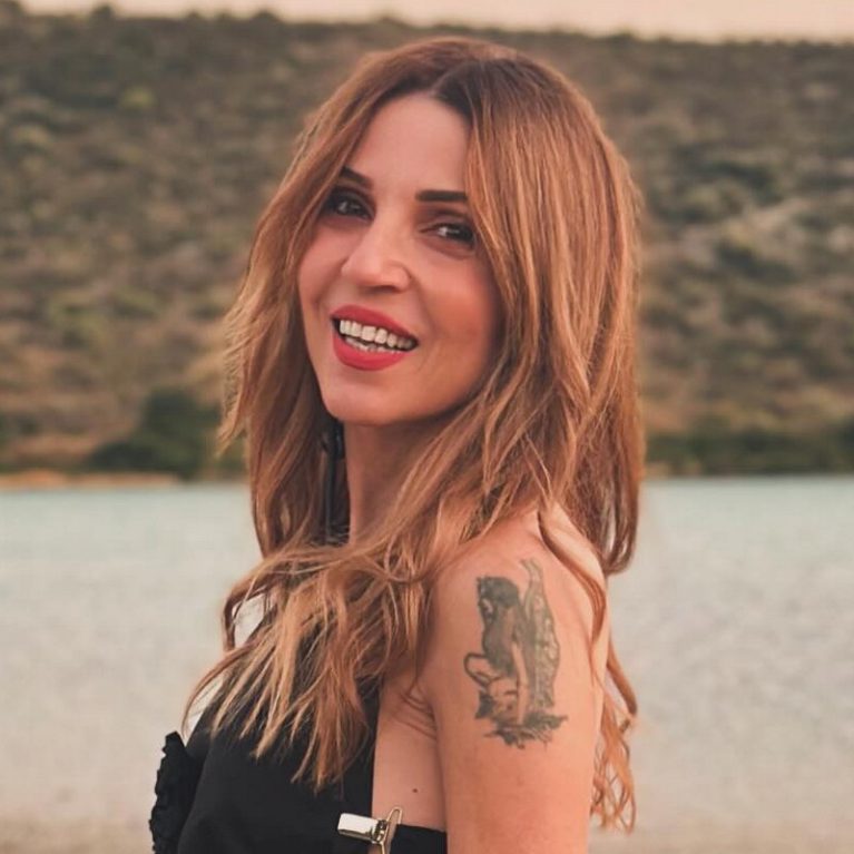Η Ευρυδίκη παίζει με τα κύματα στην παραλία και μετρά τα χρόνια της