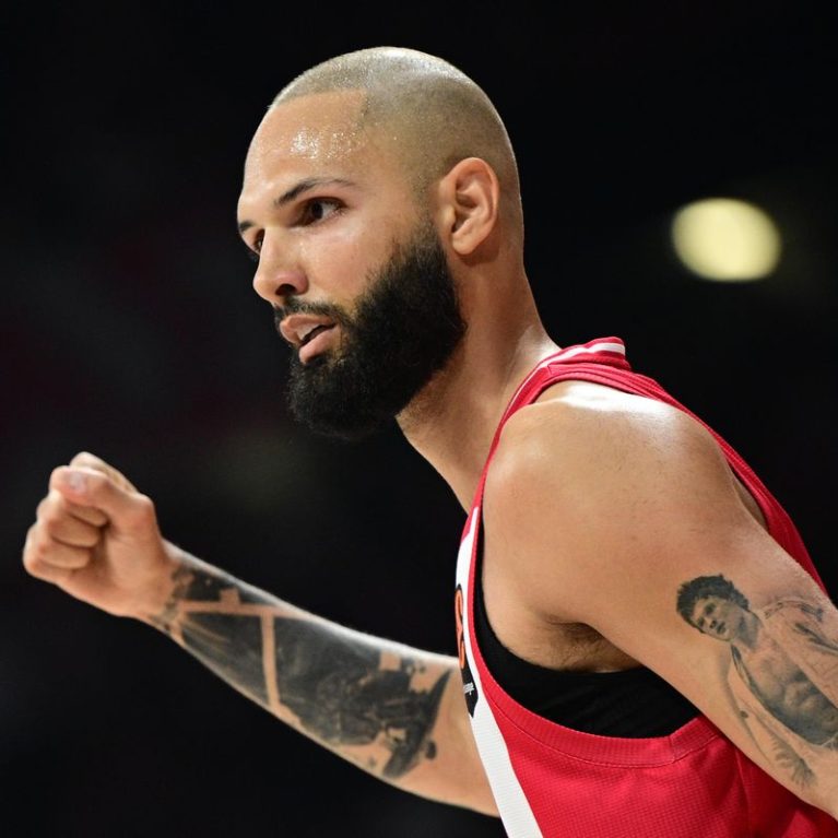 Evan Fournier: Η βόλτα με τη σύζυγο και τα παιδιά του στη θάλασσα