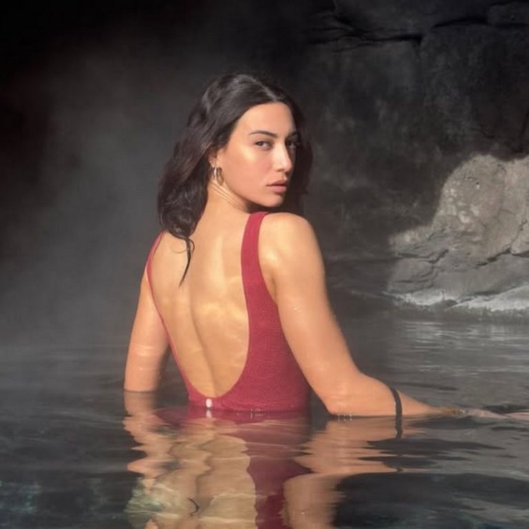 Η Ευγενία Σαμαρά αψηφά τους -3 βαθμούς της Ισλανδίας φορώντας το μπικίνι της