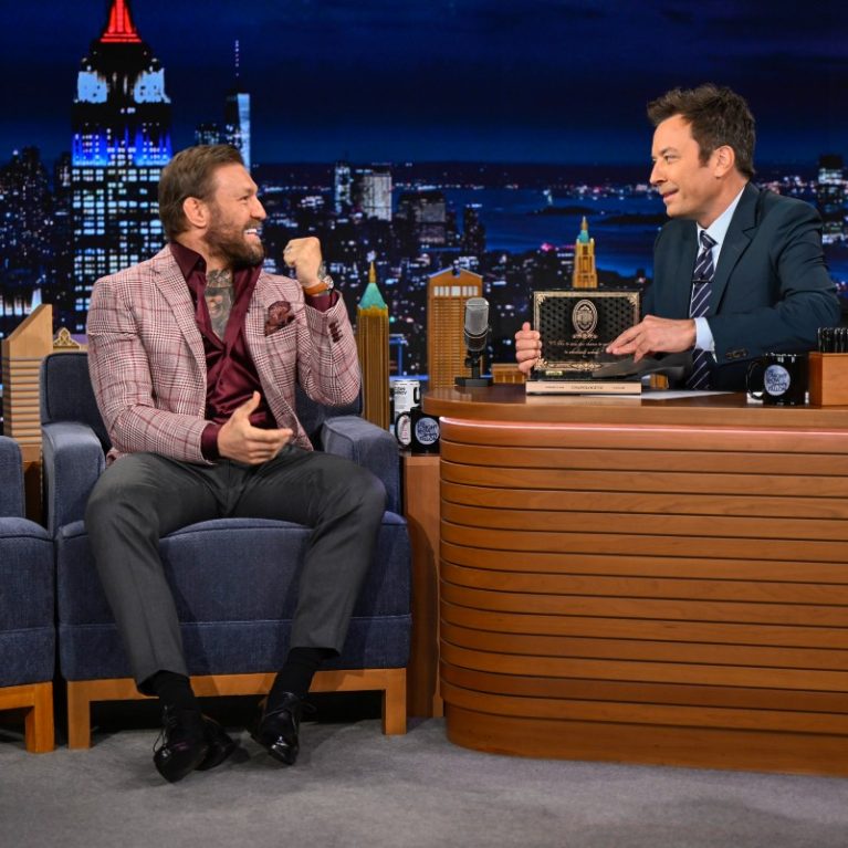 Ο Jimmy Fallon κάλεσε τον βιαστή Conor McGregor στην εκπομπή του και τον «ξέπλυνε»