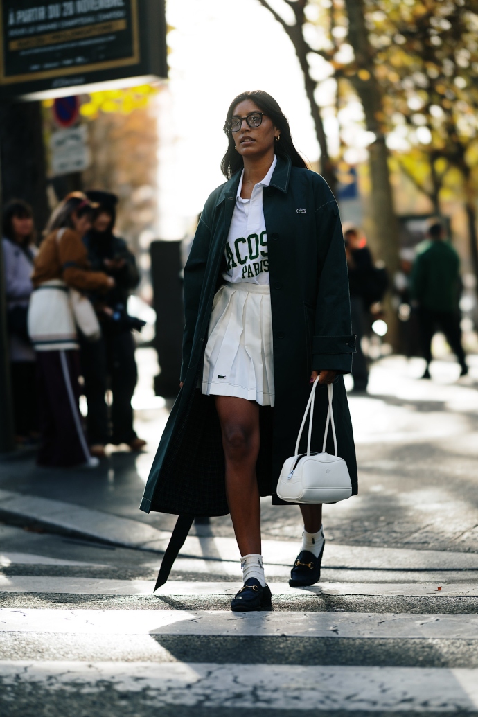 Τι να φορέσεις: 4 σύνολα με μίνι φούστα και μοκασίνια