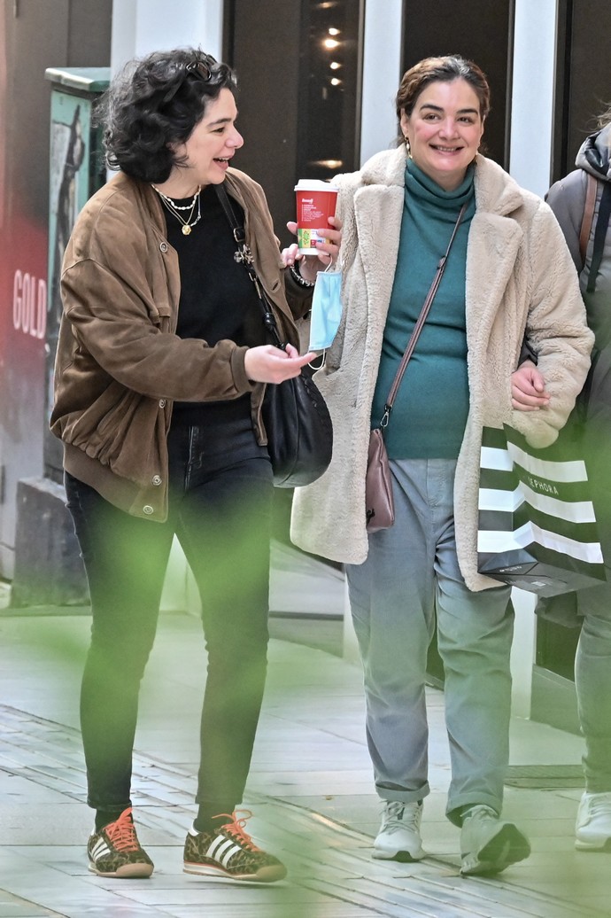 Γωγώ Μπρέμπου: Σπάνια δημόσια εμφάνιση με την αδελφή της, Χριστίνα Μπρέμπου στο κέντρο της Αθήνας