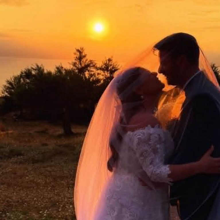 Παντρεύτηκαν Δανάη Μπάρκα και Φάνης Μπότσης: Όσα έγιναν στον ρομαντικό γάμο τους στη Μεσσηνιακή Μάνη