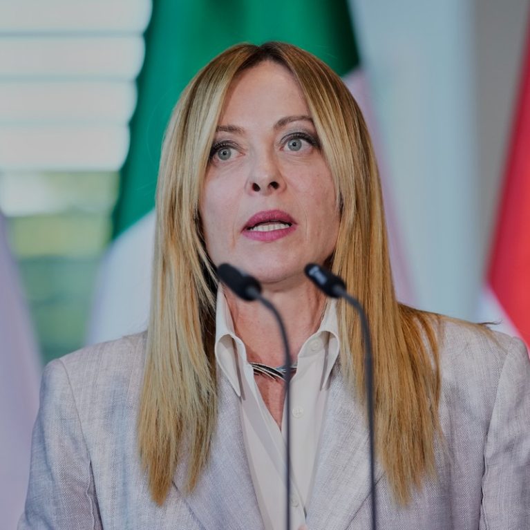 Giorgia Meloni: Όχι στην μπούρκα και «πλαφόν» στους αλλοδαπούς μαθητές, γιατί η Ιταλία δεν ξεχνά τον Μουσολίνι