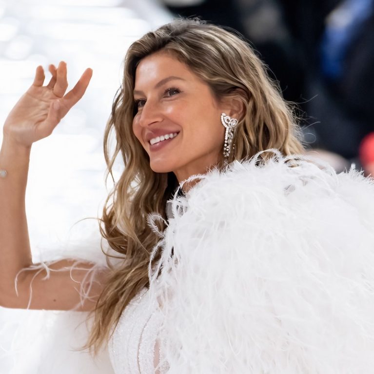 H Gisele ποζάρει για το W Magazine, 20 χρόνια μετά το τελευταίο της εξώφυλλο για το περιοδικό. Σαν να μην πέρασε μια μέρα