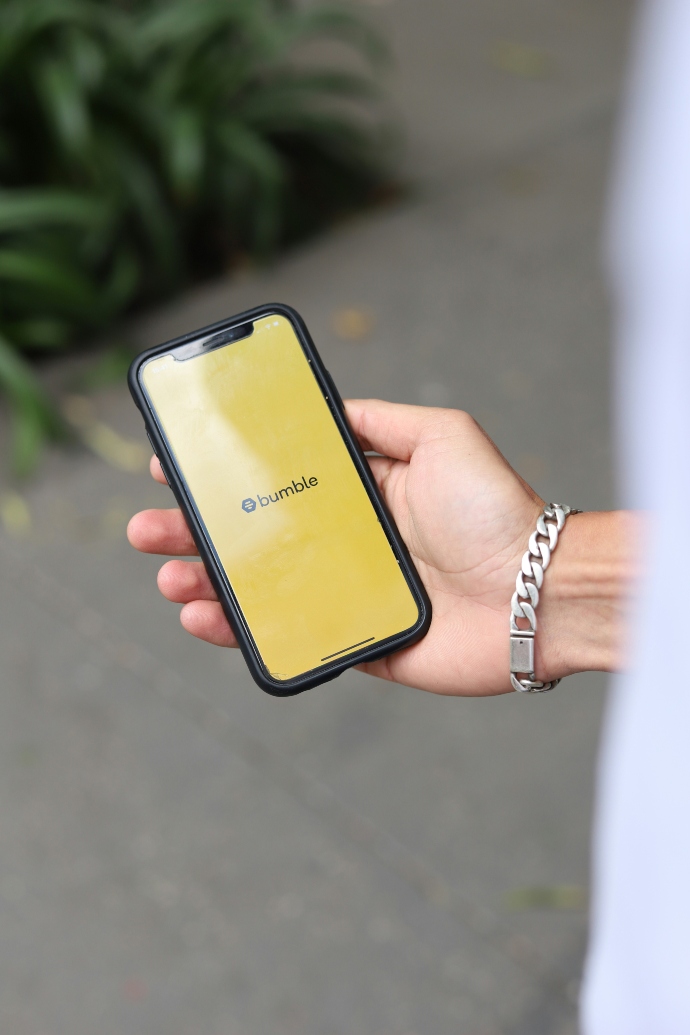 Bumble είχαμε: Το dating app που έδινε προβάδισμα στις γυναίκες γίνεται «μια από τα ίδια»
