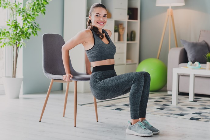 5 εύκολες ασκήσεις στην καρέκλα που γυμνάζουν όλο το σώμα