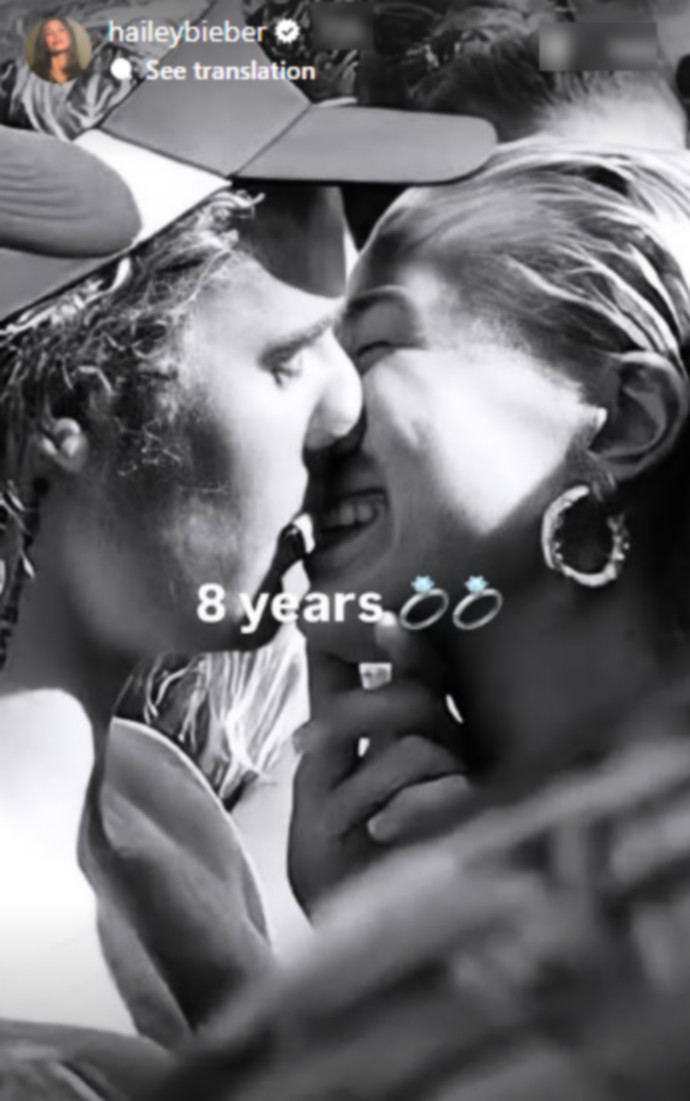 Hailey Bieber: Γιορτάζει με τον Justin 8 χρόνια από τον αρραβώνα τους. Η φωτογραφία με το φιλί 