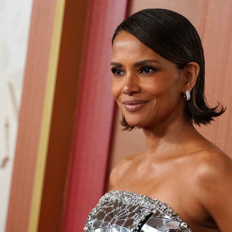 H Halle Berry με μικροσκοπικό μπικίνι θα σε πείσει ότι τίποτα δεν είναι «μαύρο ή άσπρο»