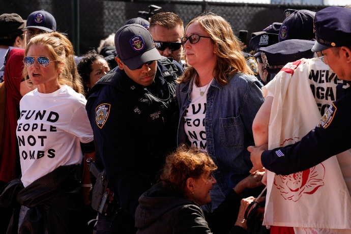 Susan Sarandon σύλληψη, Hannah Einbinder σύλληψη