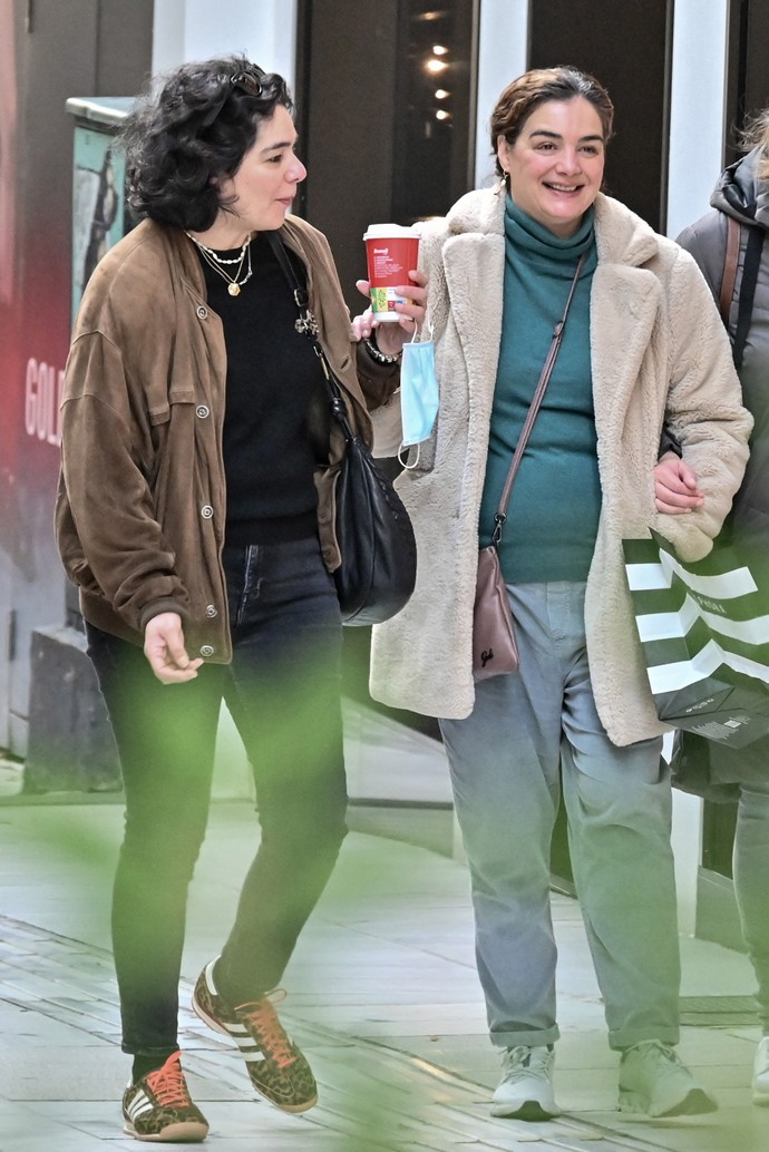 Γωγώ Μπρέμπου: Σπάνια δημόσια εμφάνιση με την αδελφή της, Χριστίνα Μπρέμπου στο κέντρο της Αθήνας