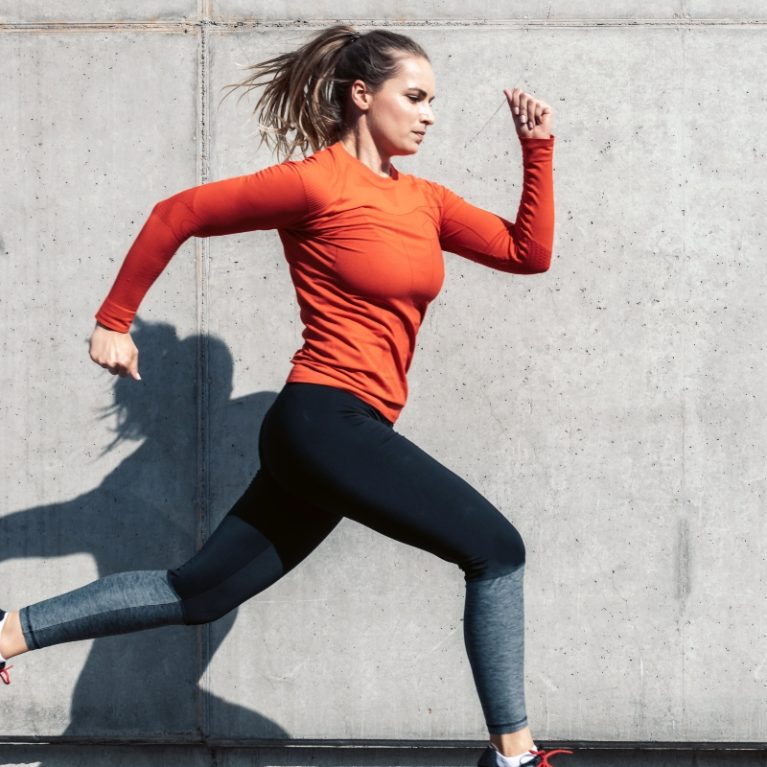 Η άσκηση που είναι 4 φορές πιο αποδοτική από το τρέξιμο. Πώς θα κάψεις λίπος χωρίς πόνο