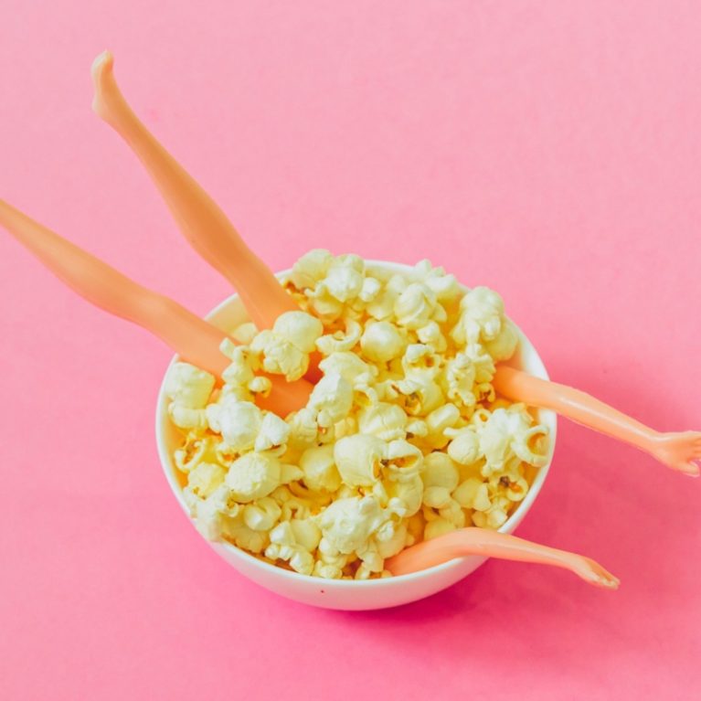 Μήπως έχεις popcorn brain; Τα 3 σημάδια και τι προτείνουν οι ειδικοί