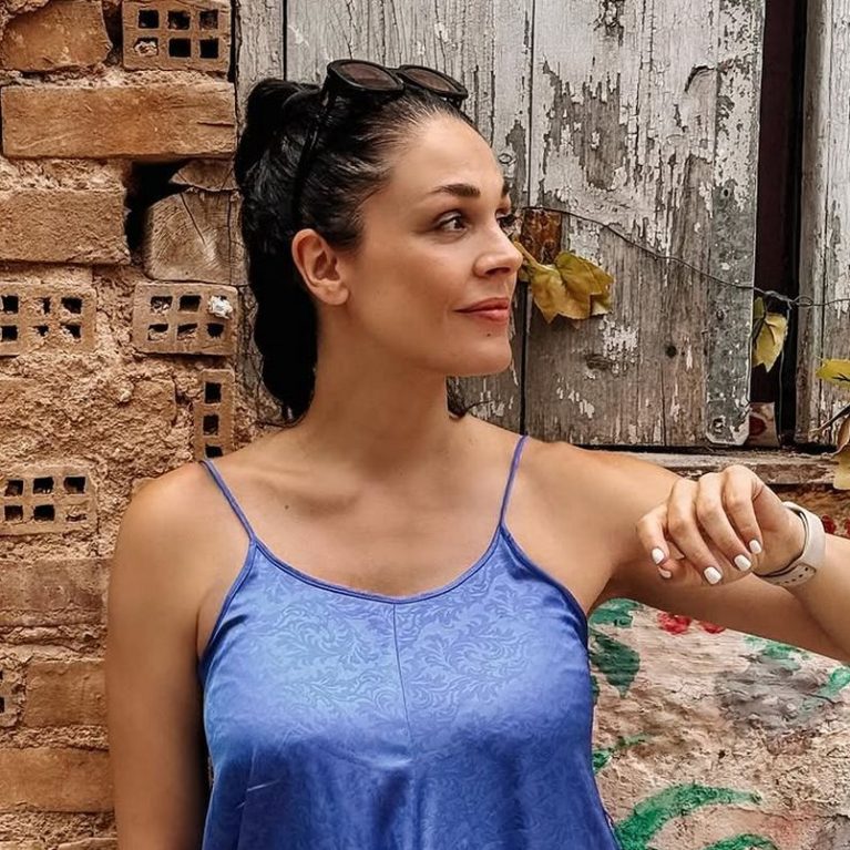 Η έγκυος Ιωάννα Τριανταφυλλίδου ποζάρει όλο χαρά με κόκκινο μπικίνι