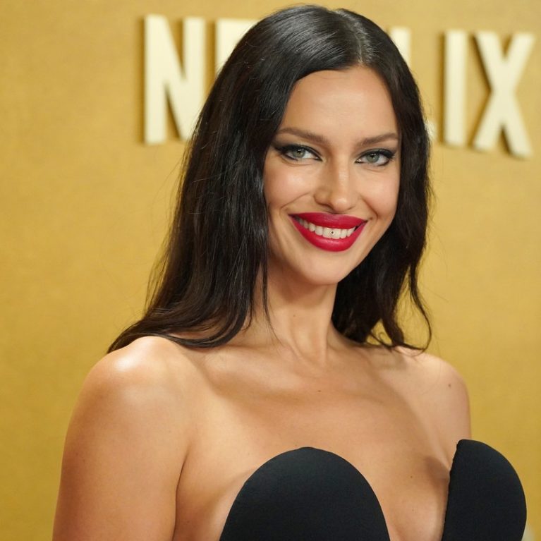 Το μαύρο φόρεμα της Irina Shayk έχει τα πιο τολμηρά cut-outs