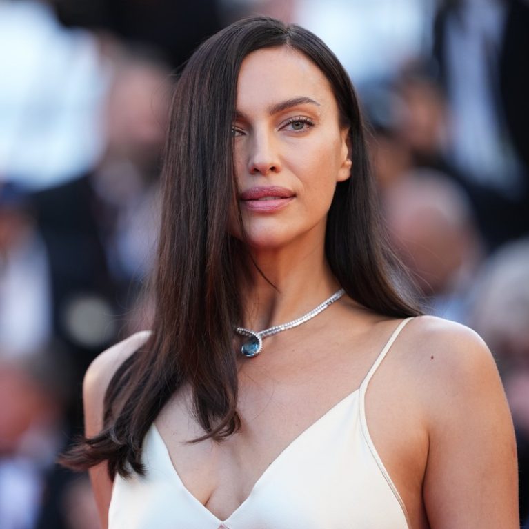 Irina Shayk: Με μαύρο μπικίνι και chill vibes στην Ισπανία